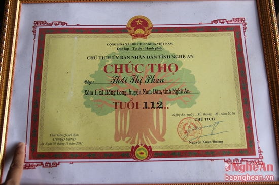 Bức chúc thọ của UBND tỉnh dành cho cụ Thái Thị Phan vào đầu năm 2016