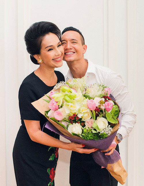 Kim Lý mang một bó hoa lớn tặng Diễm My. Nam diễn viên diện sơ mi trắng phối quần âu đơn giản.