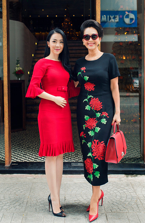 Linh Nga diện váy đỏ tối giản, nhấn bằng chi tiết xếp ly ở tay áo và gấu váy.