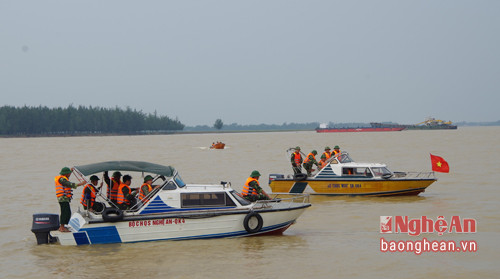Lực lượng quân sự tỉnh thực hành diễn tập cứu hộ, cứu nạn trên sông..
