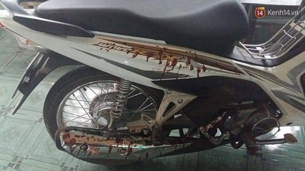 Chiếc xe hung thủ dùng bỏ trốn còn dính máu.)
