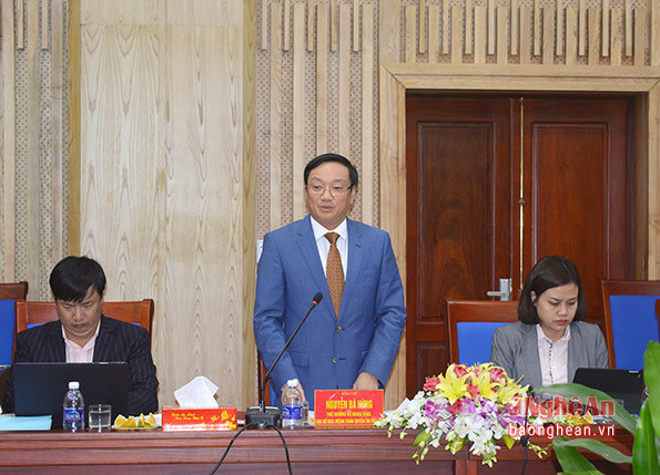 Thứ trưởng Bộ Ngoại giao, Đại sứ Đặc mệnh toàn quyền của Việt Nam tại Lào Nguyễn Bá Hùng ấn tượng trước hoạt động đầu tư, sản xuất kinh doanh của doanh nghiệp Nghệ An tại Lào.