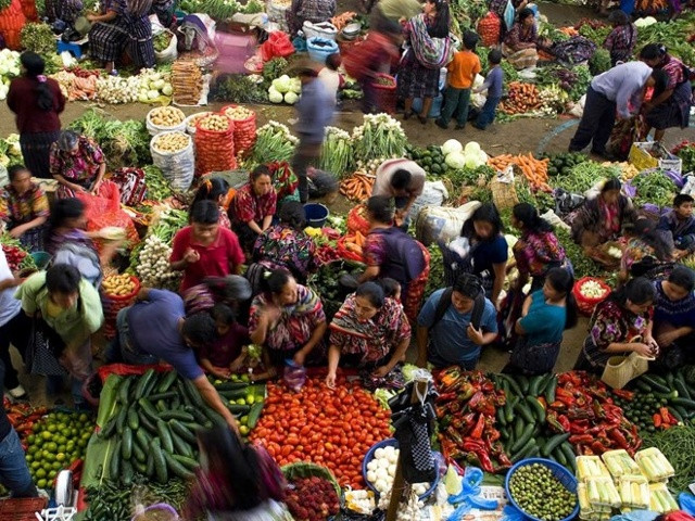 ChiChi, Chichicastenango: Khu chợ đầy màu sắc này mở cửa vào thứ 5 và chủ nhật cho tới 15h. Đây là khu chợ lớn nhất Guatemala cách thành phố Guatemala khoảng 3 giờ ôtô về phía Tây Nam, ChiChi là một khu chợ bản địa sôi động nhất trong tất cả các nước châu Mỹ. Bạn nên đi vào thứ Năm và Chủ nhật. Có rất nhiều sản phẩm thủ công được tìm thấy tại đây, thậm chí là đồ gốm, pháo hoa.