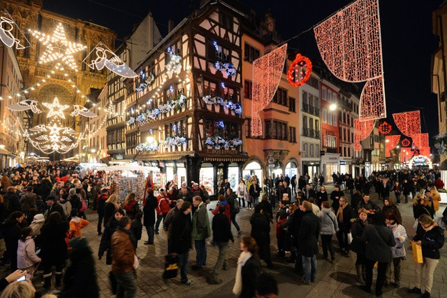 Tại châu Âu, có rất nhiều khu chợ Giáng sinh nổi tiếng, trong đó không thể không nhắc đến chợ Giáng sinh ở Strasbourg, một trong những chợ Giáng sinh lớn nhất châu Âu. Kể từ 30 năm qua, chợ Giáng sinh ở Strasbourg luôn là nơi thu hút đông khách tham quan nhất ở Pháp. Chính vì vậy, công tác đảm bảo an ninh cho các du khách hiện đang là mối quan tâm hàng đầu của các nhà chức trách.