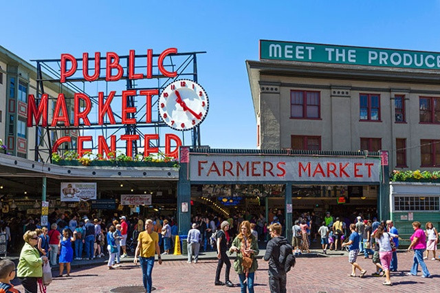 Được đặt theo tên các đường phố trung tâm, chợ Pike Place bắt đầu mở cửa kinh doanh vào 17/8/1907. Đây là một trong những thị trường lâu đời nhất ở Mỹ và cũng là địa điểm kinh doanh đối với nhiều nông dân, thợ thủ công và thương gia. Hơn thế, ngôi chợ này còn là nơi đã cung cấp ý tưởng cho sự ra đời của bộ sách Triết lý chợ cá cho cuộc sống – một tác phẩm từng 3 năm liền là sách bán chạy nhất nước Mỹ.