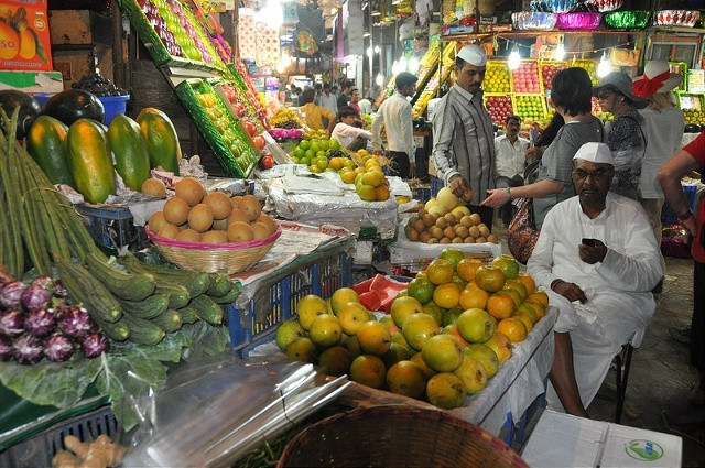 Crawford, Mumbai, Ấn Độ: Chợ được thành lập năm 1871 và được đặt theo tên thị trưởng thành phố Arthur Crawford. Chợ có thiết kế ấn tượng, đặc biệt là những bức phù điêu gần cửa vào. Chợ mở cửa hằng ngày trừ chủ nhật, người dân địa phương thường đến đây mua đồ ăn.