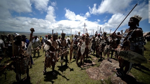 Tục ra giá của hồi môn được duy trì ở nhiều bộ tộc nói tiếng Bantu ở Nam Phi, Zimbabwe và Swaziland. Của hồi môn tồn tại dưới nhiều hình thức như tiền hoặc gia súc. Năm 1998, cố Tổng thống Nam Phi Nelson Madela đã phải nộp 60 con bò cái để làm của hồi môn cho nhà vợ tương lai. Tục lệ này cũng gây nhiều tranh cãi. Một người đàn ông muốn lấy vợ phải có thủ gia súc, bởi thế, anh ta sẽ phải làm thuê cho đến khi loại gia súc đó đủ lớn và thường đến độ tuổi 40 mới kết hôn, gây ra tình trạng phụ nữ quá lứa lỡ thì mà chưa thể lập gia đình. 