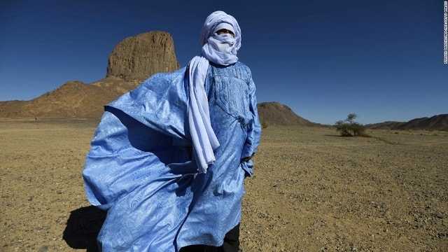 Tuareg là cộng đồng duy nhất có nam giới đeo mạng che mặt thay vì phụ nữ như người ta thường thấy. Họ sống tập trung ở vùng sa mạc Sahara, Bắc Phi. Những người đàn ông đeo mạng tấm mạng trùm cả đầu được mệnh danh là “những người đàn ông xanh trên sa mạc”. Cái tên ám chỉ chính loại khăn trùm đầu được nhuộm bằng loại thuốc màu xanh dương sản xuất từ cây chàm. Người Tuareg sử dụng loại khăn này để tránh ánh nắng mặt trời và cát nhưng họ đeo nó cả trong buổi tối, thậm chí trong suốt bữa ăn. Những người đàn ông che mặt trước người lạ và phụ nữ trong khi nữ giới được tự do để mặt hở. 