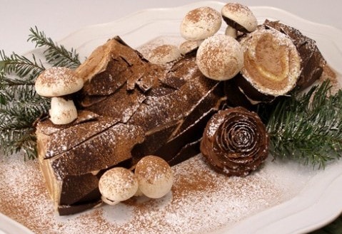 Buche De Noel (bánh khúc cây) trong tiệc Giáng sinh ở Pháp.