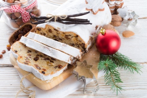 Christstollen là món bánh mì ngọt nhân trái cây khô, đây mà món truyền thống của nước Đức.