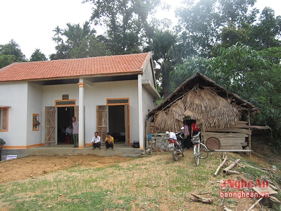 Ngôi nhà mới và ngôi nhà cũ của anh Hà Quang Cần, xóm 4, xã Thanh Mai (Thanh Chương).