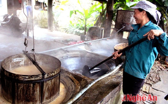 Không chỉ Nghĩa Lâm, giờ đây du khách còn có thể tìm đến các làng nghề như  mật mía và làm đường phèn ở làng Găng xã Nghĩa Hưng; làng chổi đót Nghĩa Hội để có những trải nghiệm thú vị về những  nghề truyền thống trên vùng đất đỏ ba zan. Những cánh đồng hoa hướng dương bây giờ không đơn thuần là nguồn thức ăn cho bò sữa nữa mà đang đem đến cho Nghĩa Đàn cơ hội quảng bá hình ảnh của quê hương  Nghĩa Đàn. 