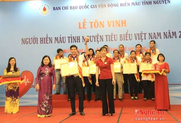 NguyễnViết Tuấn(hàngtrước, giữa)trong Lễtôn vinh100 ngườihiến máutìnhnguyệntiêu biểuViệt Namnăm 2016.