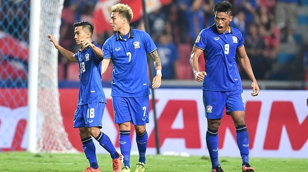 Chanathip Songkrasin chia vui cùng đồng đội sau bàn ấn định tỷ số. Ảnh: Affsuzukicup.com.