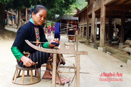 Nghề dệt thổ cẩm bản Na (Hữu Lập - Kỳ Sơn) vốn tồn tại từ lâu đời, năm 2010, được công nhận là làng nghề truyền thống. Bản có 131 hộ người Thái thì có đến 30 hộ tham gia tổ dệt.