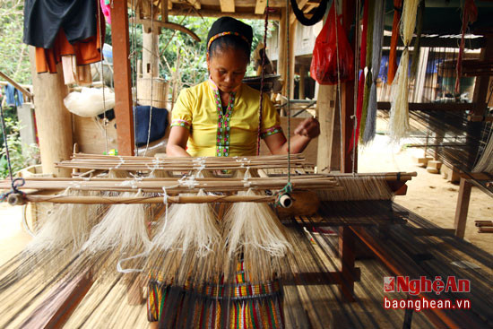 Phụ nữ bản Na từ già đến trẻ đều rất thành thạo trong nghề dệt thổ cẩm.