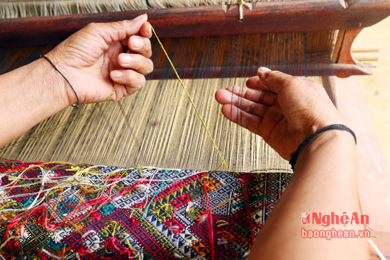 Trước đây,với đôi bàn tay khéo léo của mình, phụ nữ bản Na dệt ra những tấm thổ cẩm chủ yếu để dùng trong gia đình. 