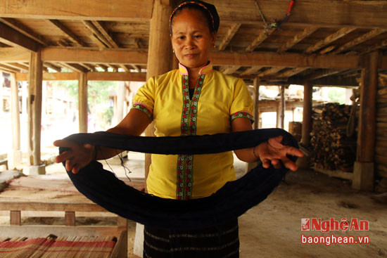 Bà Lương Thị Hòa - phụ trách tổ dệt cho biết, hầu hết nguồn sợi đều được nhập từ Lào về. Mỗi cuộn sợi thường có giá 100 nghìn đồng, sợi tơ tằm 1 triệu đồng/kg. Hiện tại bà con chưa tự túc được nguồn sợi nên chi phí để dệt 1 tấm thổ cẩm vẫn còn cao.