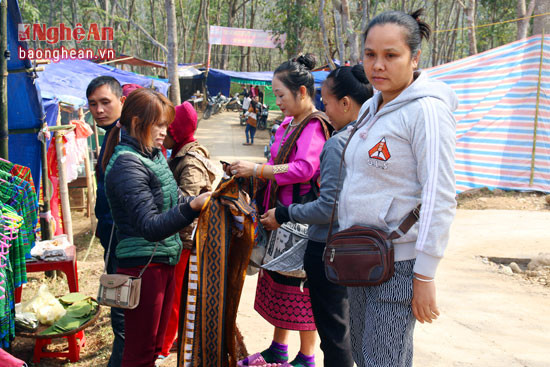 Các thành viên tổ dệt cho biết, hầu hết thổ cẩm dệt ra đều được người Lào về thu gom hết. Nhất là thời điểm giáp tết không đủ hàng để bán.