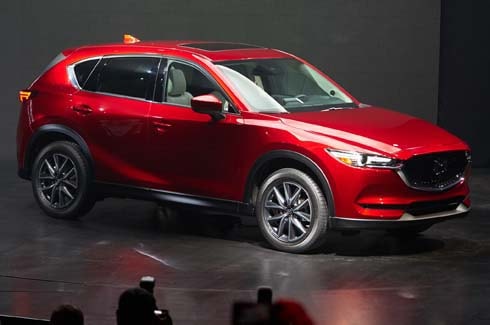 Kiểu dáng mềm mại, uyển chuyển của ngôn ngữ thiết kế Kodo thế hiện rõ trên CX-5 mới.
