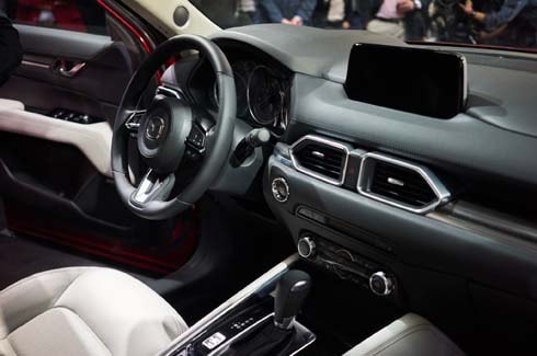 Nội thất CX-5 được đánh giá trau chuốt hơn CR-V.