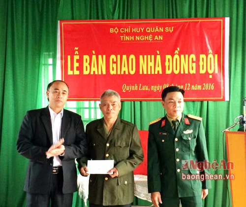 Cấp ủy, chính quyền địa phương tặng quà cho gia đình đồng chí Minh