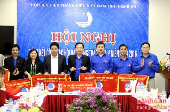 Hội LHTN tỉnh tặng cờ thi đua xuất sắc cho các đơn vị.