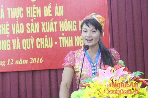 Chị Cao Thị Châu, bản Na Cẩm, Tam Thái, Tương Dương đại diện cho các hộ thực hiện mô hình nuôi gà sử dụng đệm lót an toàn sinh học chia sẻ kinh nghiệm tại buổi tổng kết