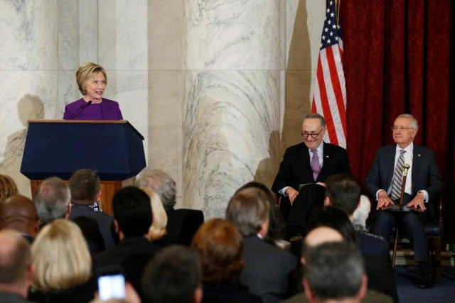 Hillary Clinton phát biểu tại buổi lễ tôn vinh lãnh đạo phe Dân chủ trong Thượng viện sắp sửa nghỉ hưu. Ảnh: Reuters.