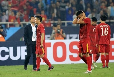 HLV Hữu Thắng và các cầu thủ đội tuyển Việt Nam đang trải qua những thời khắc khó khăn sau khi dừng chân ở bán kết AFF CUP 2016. Ảnh: Internet