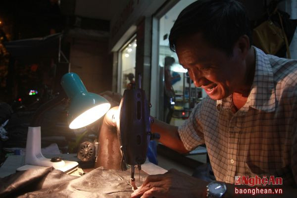 Bác Huy, một chủ tiệm may chuyên sửa chữa quần áo trên đường Nguyễn Thái Học.