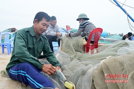 Ngư dân làng Ngọc Minh xăm lưới những ngày biển động.