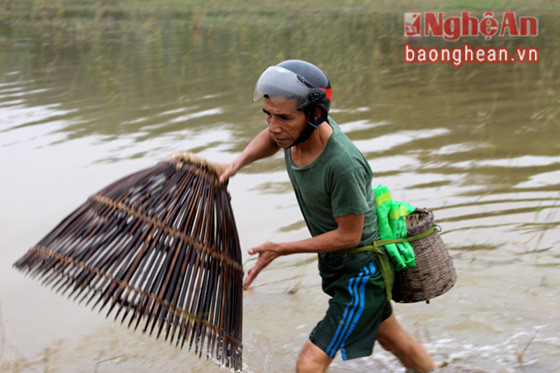 Ở đây, dường như nhà nào có đàn ông, con trai cũng sắm các dụng cụ bắt cá đan bằng mây tre như nơm, oi…cất sẵn trong nhà. Ngày thường, chúng được gác trên dàn bếp, đến mùa nơm cá đồng mới đưa ra dùng.