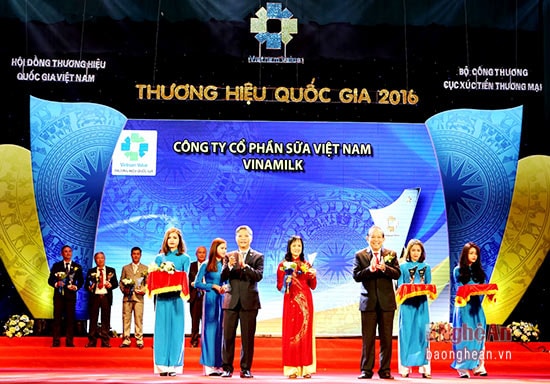 Phó Thủ tướng Trương Hòa Bình trao biểu trưng đạt Thương hiệu Quốc gia năm 2016 cho đại diện Vinamilk  