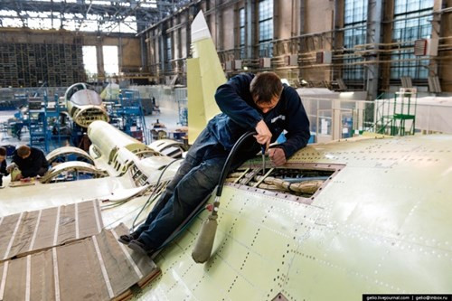 Hình dáng cong cùng kích thước lớn của Su-34 khiến kỹ thuật viên phải sử dụng những tư thế khá kỳ lạ trong quá trình lắp ráp.
