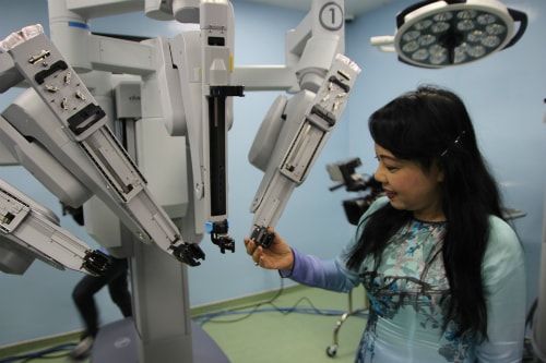 Bộ trưởng Y tế Nguyễn Thị Kim Tiến tham quan hệ thống phẫu thuật robot tại Bệnh viện Bình Dân ngày 10/12. Ảnh: H.N