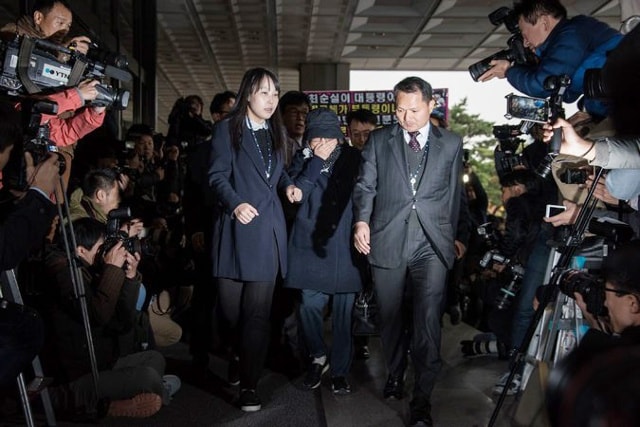 Bà Choi Soon-sil (giữa) tại Văn phòng công tố Seoul hồi tháng 10. Ảnh: Getty