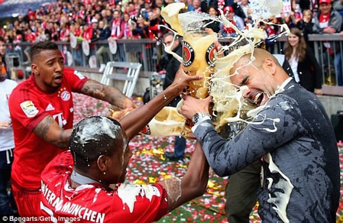 Pep ăn mùng chức vô địch Bundeslia cùng Bayern Munich.