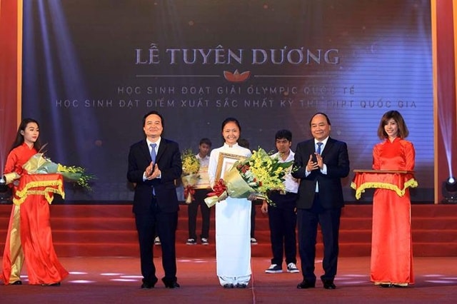 Thủ tướng Nguyễn Xuân Phúc và Bộ trưởng Bộ GD&ĐT Phùng Xuân Nhạ trao tặng Bằng khen của  Thủ tướng Chính phủ cho em Vũ Thị Chinh, Huy chương Vàng Olympic Sinh học Quốc tế năm 2016