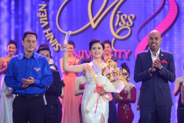 Hoàng Hậu Phương Đông nhận giải thí sinh tài năng - Ảnh: QUANG ĐỊNH