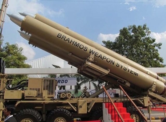 Tên lửa hành trình siêu âm BrahMos là sản phẩm liên doanh giữa Ấn Độ và Nga. BrahMos là tên ghép từ tên sông Brahmaputra và sông Moskva. Đây là tên lửa hành trình nhanh nhất thế giới với tốc độ bay Mach 2,8 - 3,0. Ảnh: defence news.com