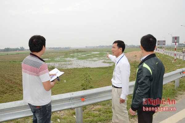 Lãnh đạo xã Nam Cường giới thiệu về dự tính quy hoạch Trung tâm Thương mại – dịch vụ khu vực Năm Nam.