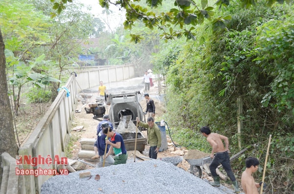 Cầu đường bộ Yên Xuân hoàn thành đã tạo nên khí thế xây dựng nông thôn mới ở Nam Phúc. Người dân 8/8 xóm tự giác thi đua hiến đất, góp của, góp công làm đường.