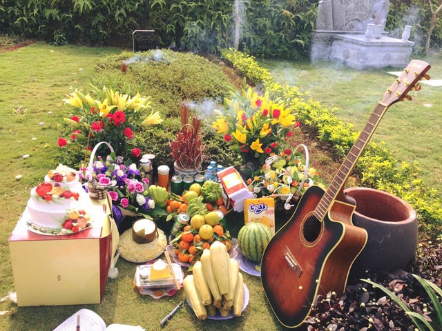 Bánh sinh nhật, đàn guitar, hoa quả, ngô luộc... là những thứ mà vợ con và bạn bè mang đến để sinh nhật Trần Lập.