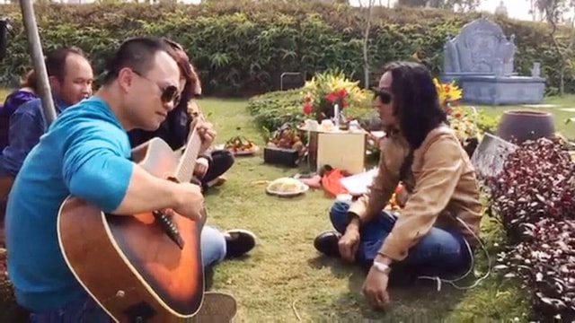 Bạn bè cùng hát mừng sinh nhật Trần Lập như thể anh đang ở bên họ chưa hề rời xa.