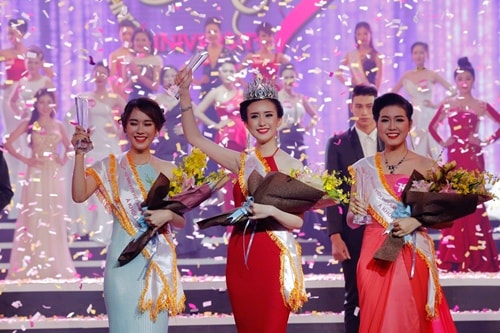 Thu Hồng (giữa) đăng quang Hoa khôi nữ sinh viên duyên dáng Việt Nam 2016.  