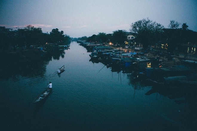 Chạng vạng trên sông nước Huế. Ảnh: Jakeverzosa.
