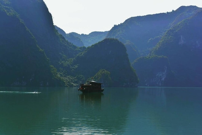 Góc nhìn khác về vịnh Hạ Long. Ảnh: majidjam.