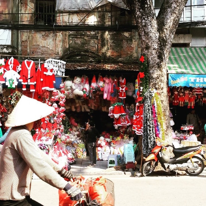 Không khí Giáng sinh trên một con phố ở Hà Nội. Ảnh: alexiskml.