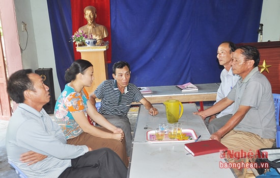 Cấp ủy, ban cán sự xóm 6, xã Hưng Trung (Hưng Nguyên) bàn các giải pháp xây dựng mô hình lương giáo đoàn kết xây dựng nông thôn mới.